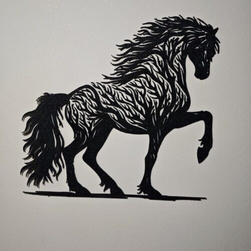 Ponosni konj s uzorkom grana