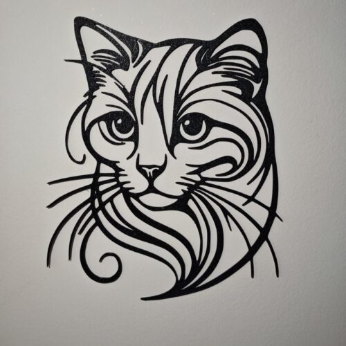 Mačja glava s valovitim linijama